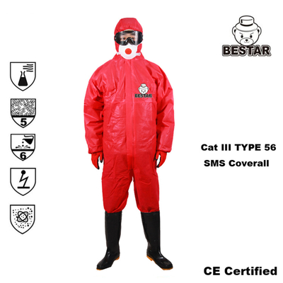 3枚の層不織布赤いSMSの使い捨て可能な医学のつなぎ服のタイプ56